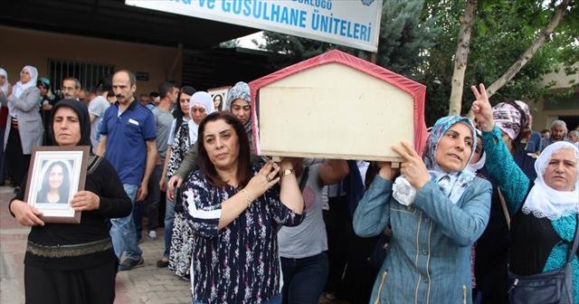 HDP'liler yine şaşırtmadı, o hainin tabutunu sırtladılar