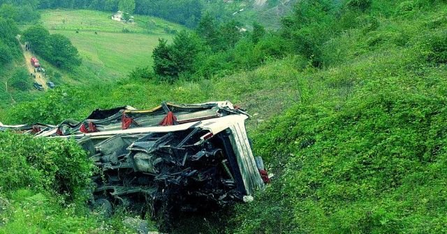 Hindistan'da yolcu otobüsü uçuruma devrildi! 30 ölü