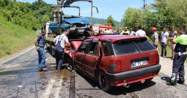 İki otomobil kafa kafaya çarpıştı! 7 yaralı