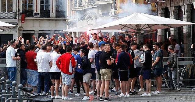 İngiliz taraftarlar Fransız polisiyle çatıştı, 36 gözaltı