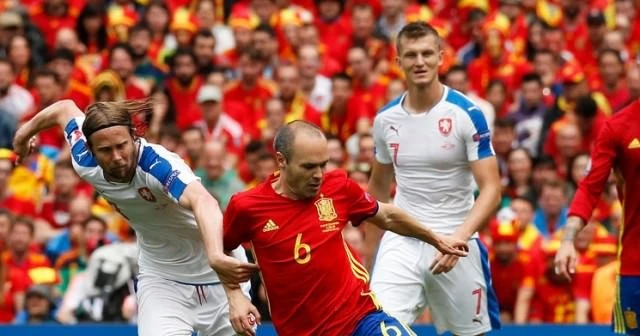 Iniesta ve Fabregas rekor kırdı