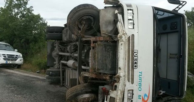 İşçileri taşıyan servis minibüsü devrildi, 15 yaralı