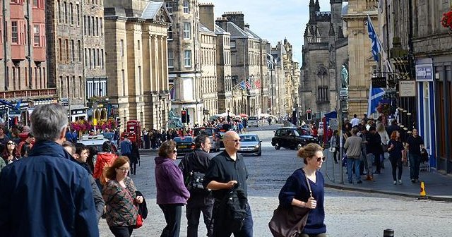 İskoçya&#039;da başörtülü kadın polis açılımı