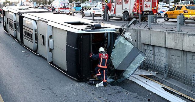 İstanbul&#039;da metrobüs devrildi, 10 yaralı