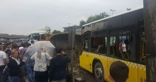 İstanbul&#039;da metrobüs kazası