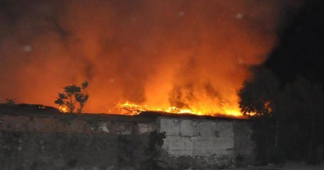 İzmir&#039;de seramik deposunda yangın