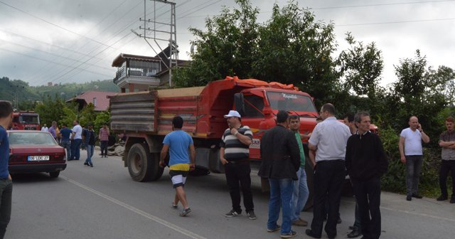 Kamyonun altında kalan 2 çocuk hayatını kaybetti