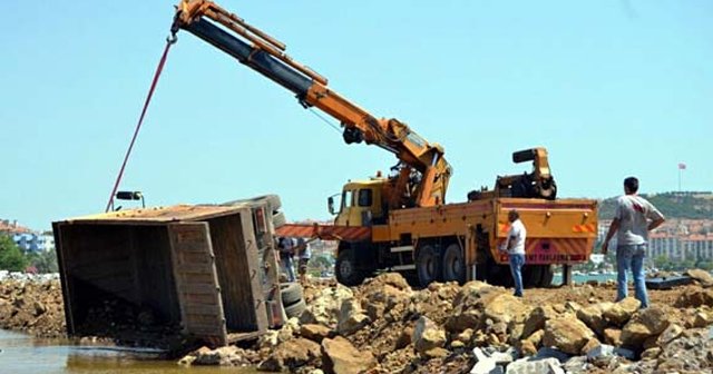 Kazayı görüntüleyen gencin motosikletini denize attılar