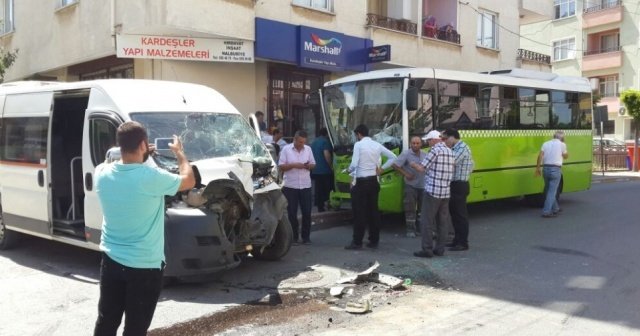 Kocaeli'nde feci kaza, 20 yaralı