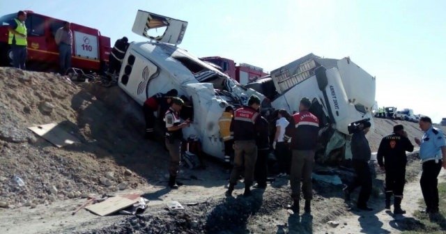 Konya&#039;da TIR ile minibüs çarpıştı, 7 ölü, 5 yaralı