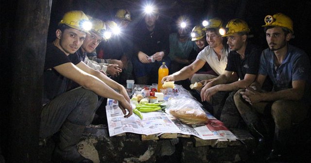 Maden işçileri ilk sahurlarını yaptı