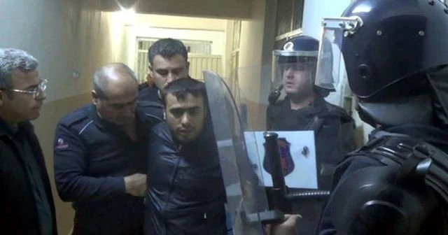 Mahkum cezaevi müdürünün gözleri önünde jilet yuttu
