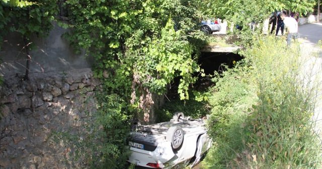 Malatya&#039;da otomobil kanala düştü, 6 yaralı