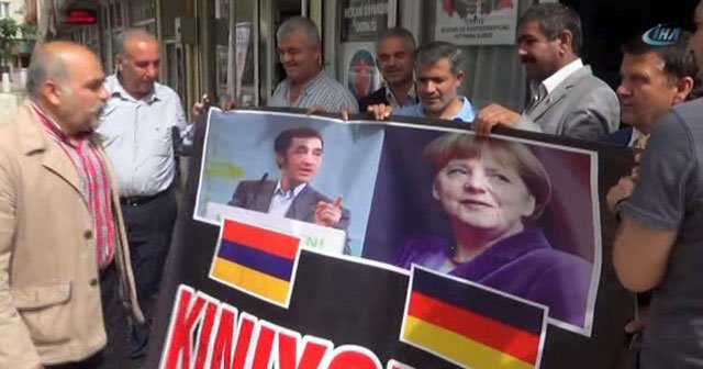 Merkel ve Özdemir’in yüzüne tükürdüler!