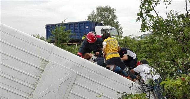 Minibüs üzerinde kurtarılmayı beklediler