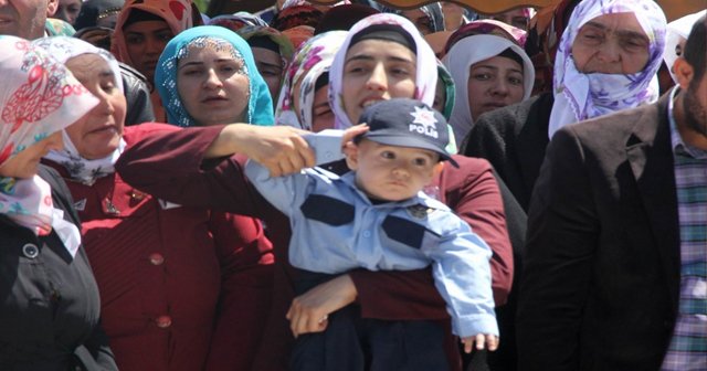 Minik Yusuf babasını polis selamıyla uğurladı