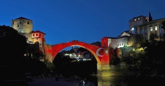 Mostar Köprüsü kırmızı beyaz renklere büründü