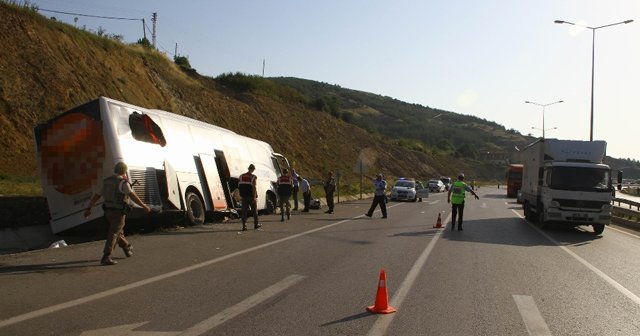 Otobüs refüje çarptı, 40 yaralı