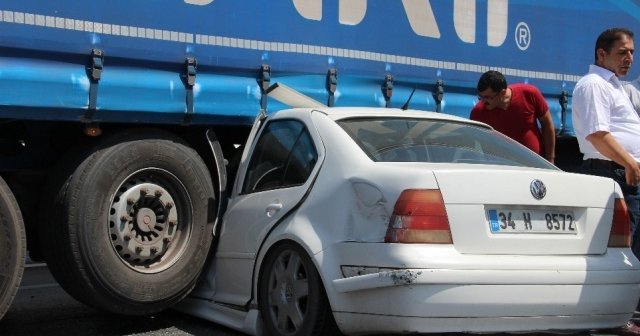 Otomobili ile TIR’ın altına girdi burnu bile kanamadan kurtuldu