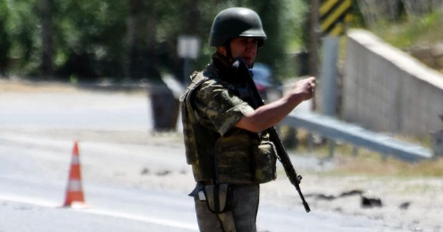 PKK&#039;lılar araçları yaktı, personelden haber alınamıyor