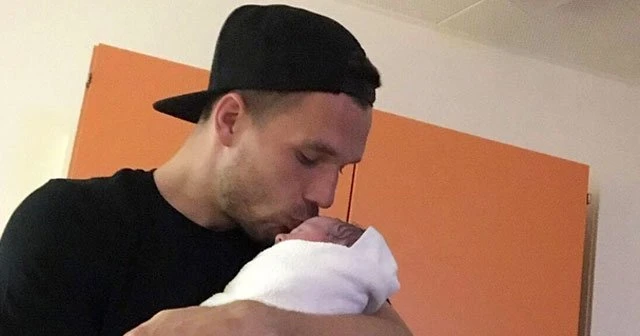 Podolski 2. kez baba oldu