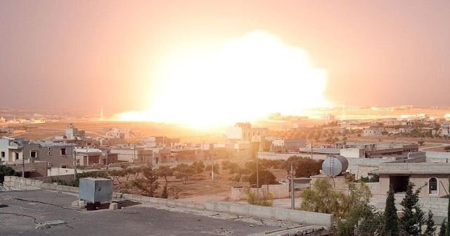 Rus uçakları Halep&#039;i fosfor bombasıyla vurdu