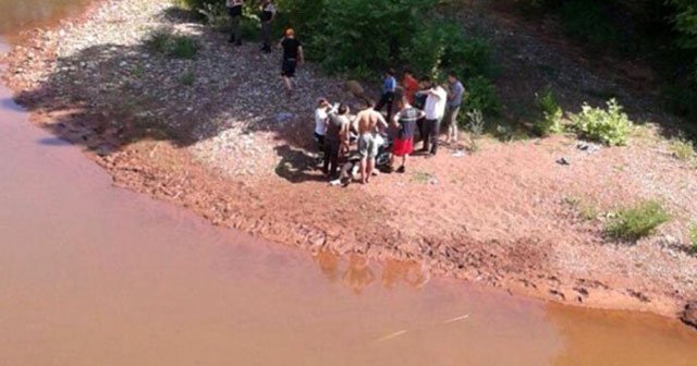 Serinlemek için dereye giren çocuk boğuldu