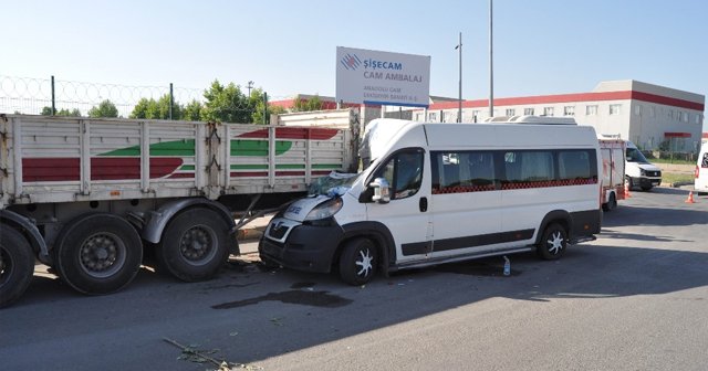 Servis minibüsü TIR’a çarptı: 17 yaralı