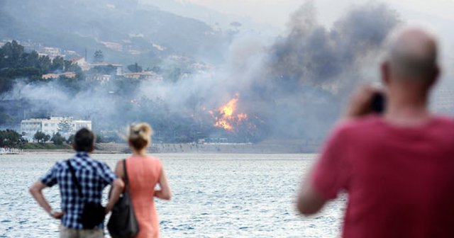 Sicilya&#039;da alevler evleri yutuyor