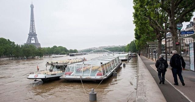 Şiddetli yağış yüzünden Louvre ve Orsay müzeleri kapatıldı