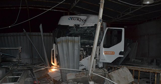 TIR işçi servisine çarptı, 1&#039;i ağır 4 yaralı