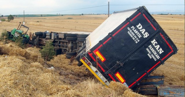 TIR traktöre çarptı: 2 ölü, 4 yaralı