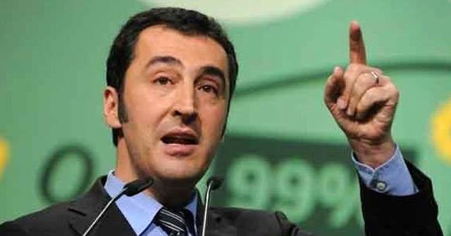 Türk vekil Cem Özdemir Ermeni rozetiyle konuştu