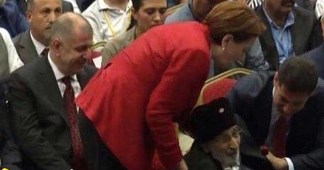 Yaşlı gazi Meral Akşener&#039;in önüne oturdu