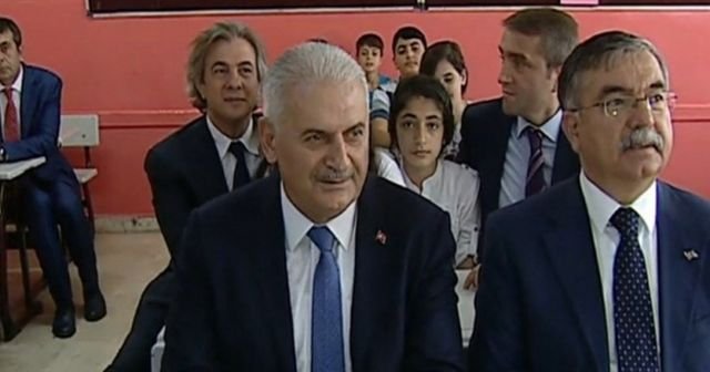 Yıldırım mezun olduğu okulda karne dağıttı