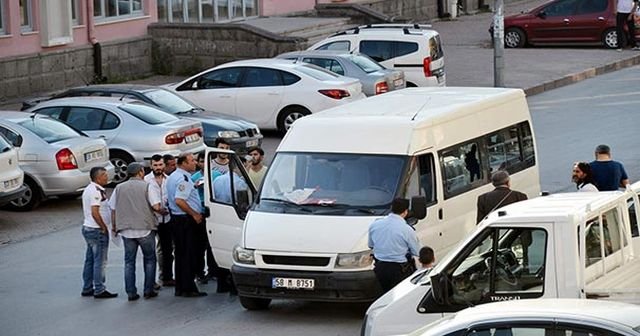 Yol ortasında pompalı tüfekli ve sopalı kavga