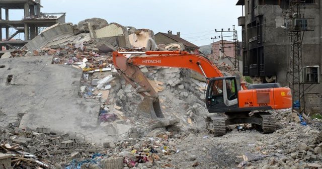 Yüksekova&#039;da binaların yıkımına başlandı