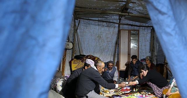 Yüksekovalılar ilk iftarı çadırda açtı