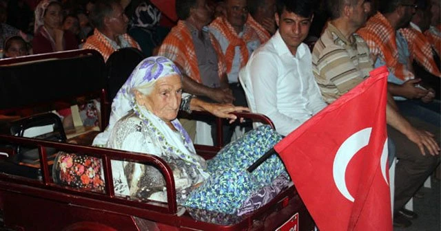 100 yaşındaki Feriha nine demokrasi nöbetinde