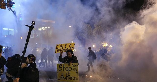 ABD polisinden biber gazı ve gaz bombalı müdahale