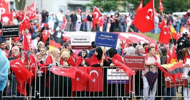 Avrupa'da Türkler meydanları doldurdu