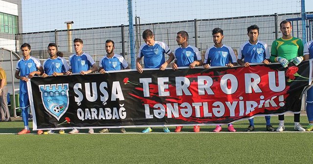 Azerbaycan&#039;da futbolcular maça formalarında siyah kurdelelerle çıktı