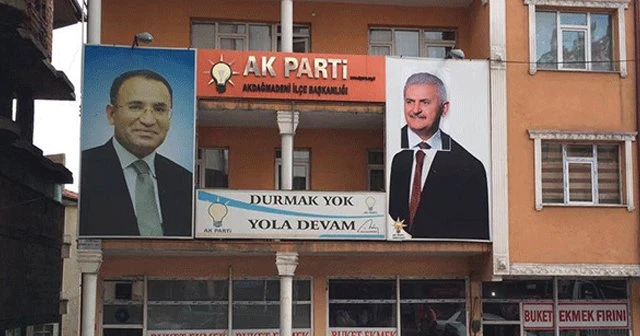 Bakan Bozdağ o afişi kaldırttı