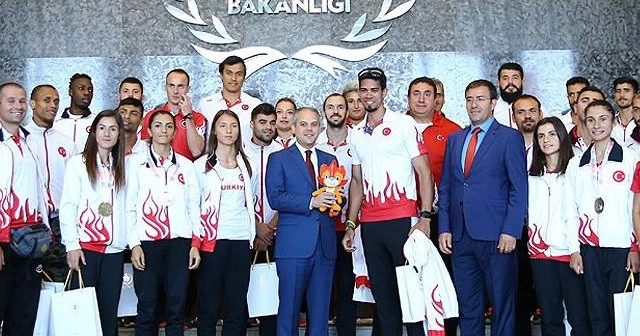 Bakan Kılıç milli atletleri kabul etti