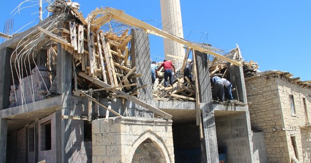 Cami inşaatında çökme, 1 ölü, 1 yaralı