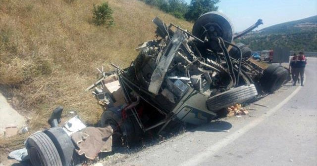 Çorum’da kamyon devrildi, 1 ölü, 1 ağır yaralı