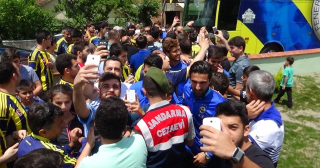 Cuma namazı kılan Fenerbahçeli futbolculara yoğun ilgi