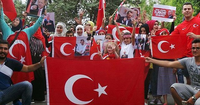 Darbe girişimi Beyrut&#039;ta protesto edildi