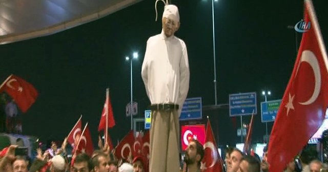 Darbe karşıtları Fethullah Gülen&#039;in maketini idam etti