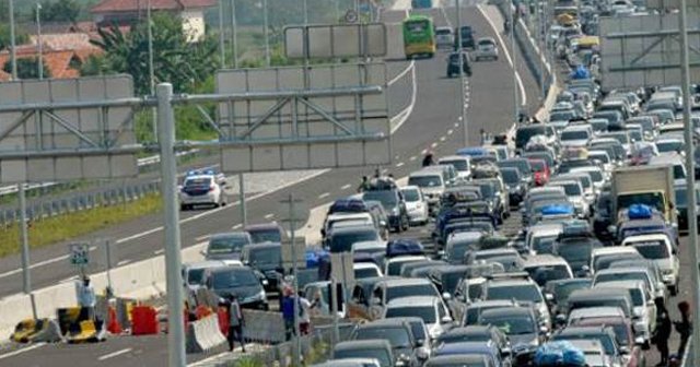 Endonezya&#039;da 12 kişi tıkanan trafikte beklerken öldü